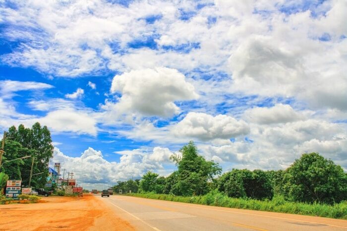 アジアの真っ直ぐな道と青空