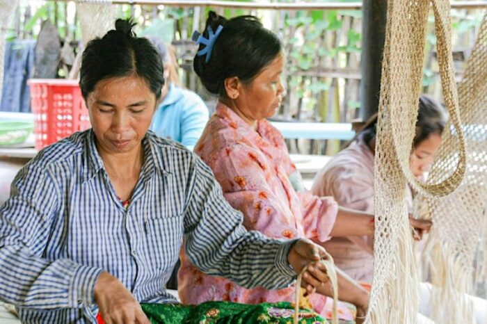 ガネーシャサボサンダルの素材を編むカンボジアの人達