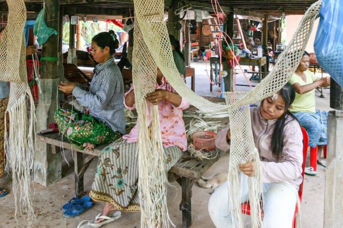 辛抱強く編み込むカンボジアの村の人達