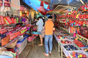 モン族の刺繍雑貨はチェンマイのモン族市場で直接仕入れ