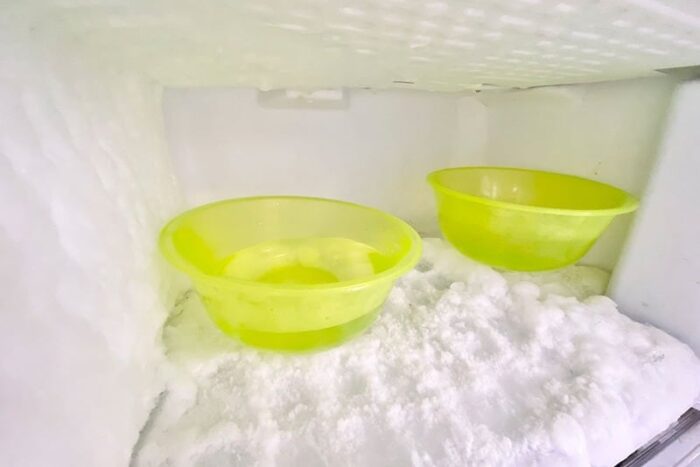 冷凍庫に熱湯を張ったボウルを入れる