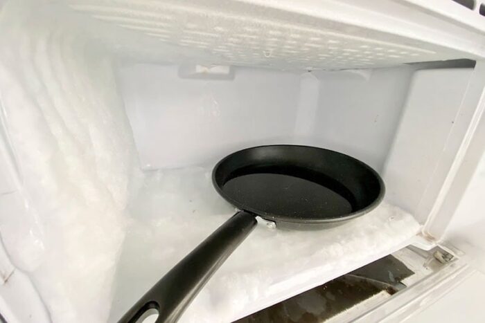 冷凍庫に熱湯を張ったフライパンを入れる