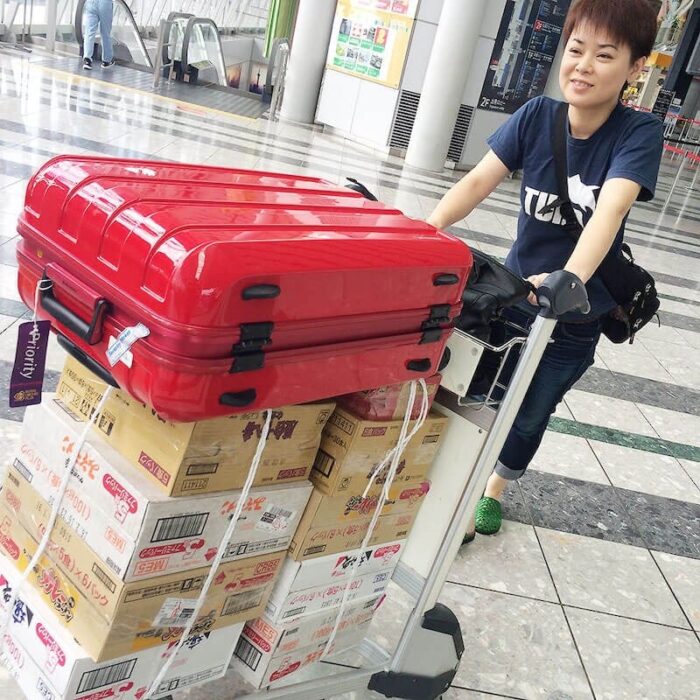 仙台空港でお土産のサッポロ一番満載のカート