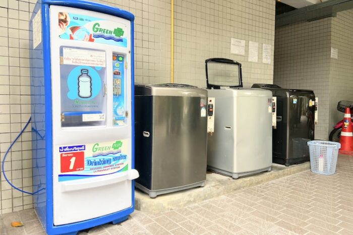 飲料水の自動販売機と洗濯機