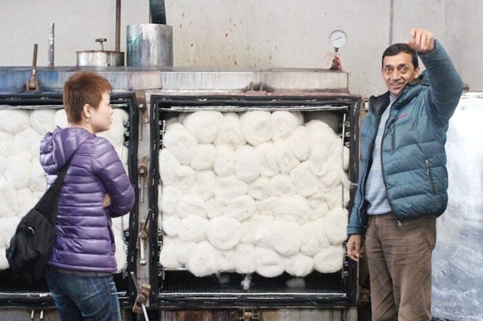 羊毛を染め上げるスチームの機械