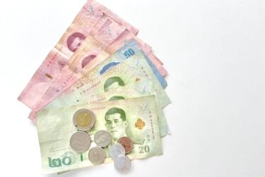 タイのお金。タイバーツ札とコイン