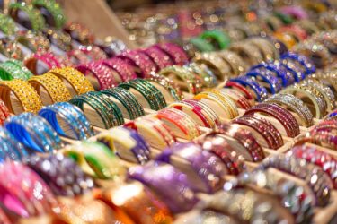 インドのバザールに並ぶきらびやかなバングル