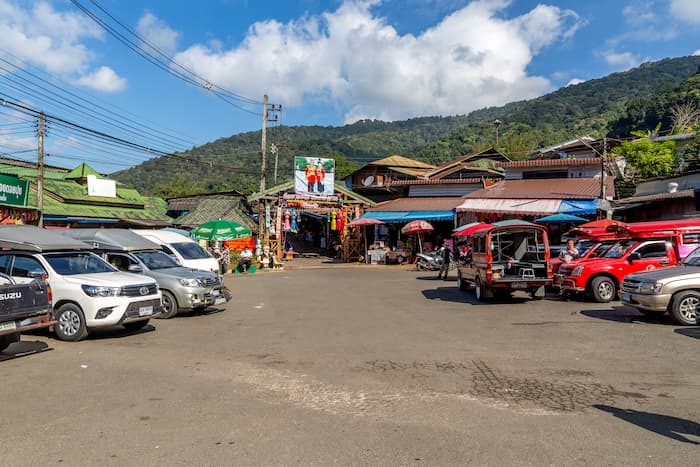 モン族村ドイプイの駐車場