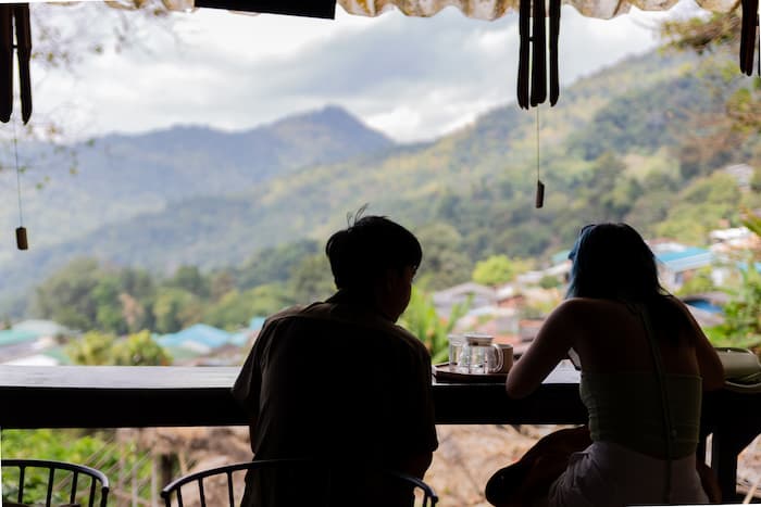 モン族村ドイプイのモン族カフェでコーヒーを楽しむカップル