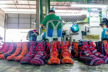 モン族ブーツと職人さんの後ろ姿