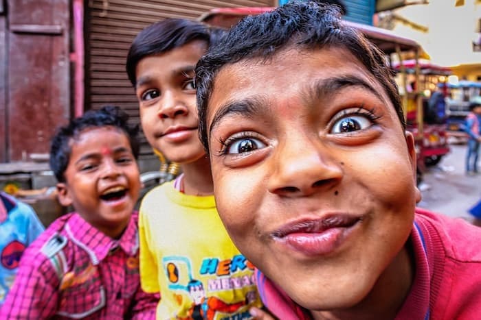 インドの路地裏で遊ぶ子供達