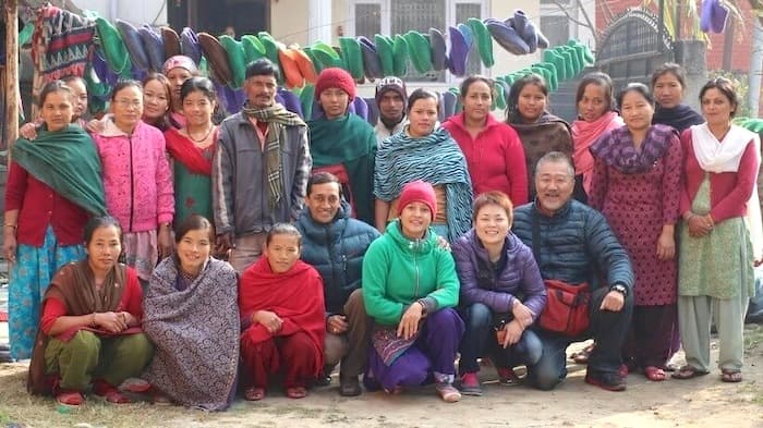 ガネーシャ・ルームシューズを作るネパールの職人達