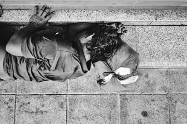 バンコクの路上で眠る人