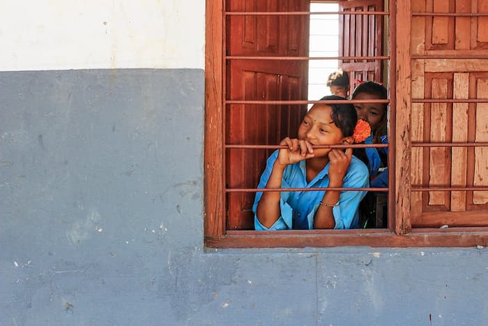 ネパールの学校の少女