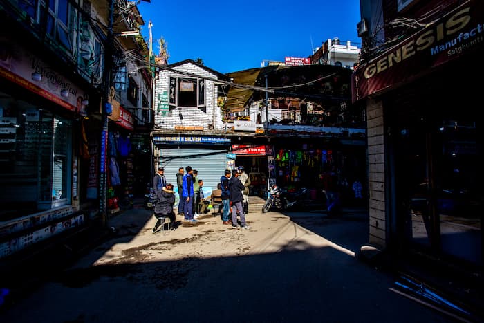 ネパールの街角で日向ぼっこ