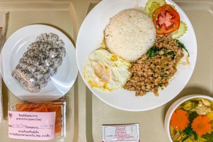 バンコクの病院で出たガパオライス定食