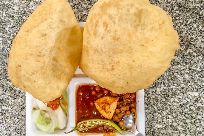 インドの定番朝食 チョーレ・バトゥーレ（ひよこ豆カレーと揚げパン）