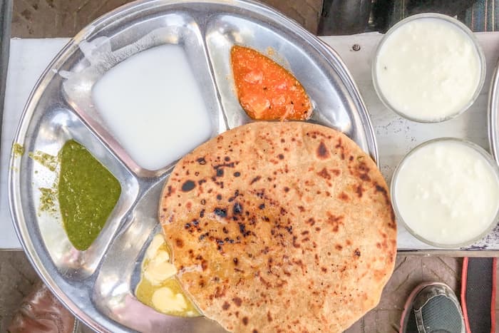 インドの朝食 パラタとラッシー