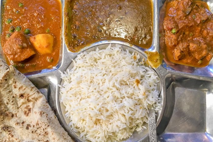 インドのローカル食堂で出されるターリーセット