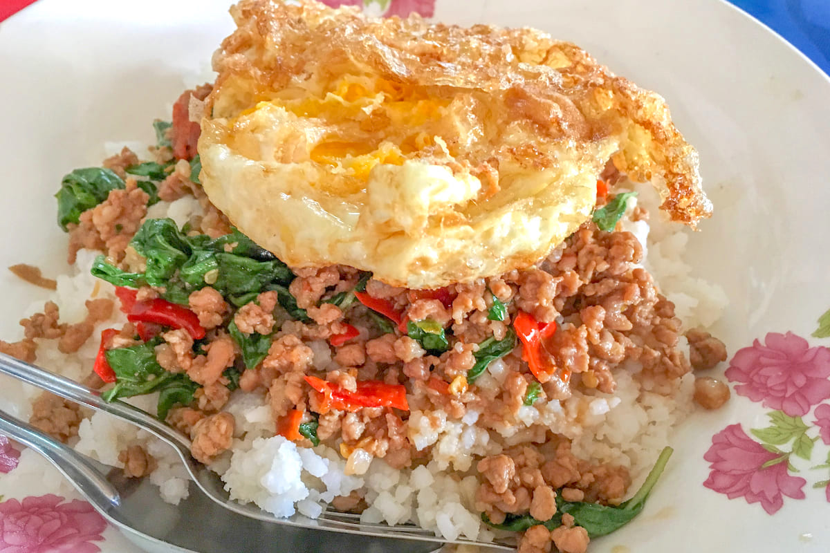 タイのバンコクのコンドミニアムのガパオライス