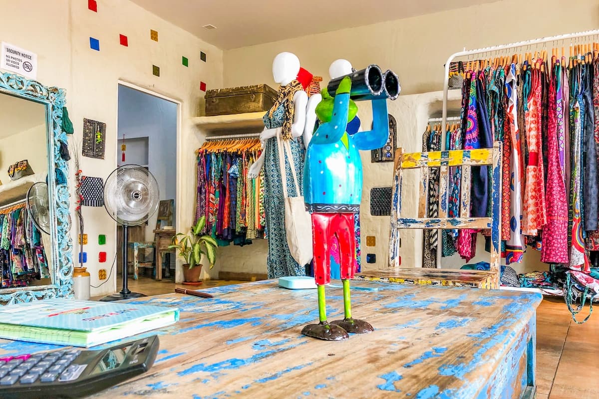 インドのプシュカルのおしゃれな洋服屋の店内。