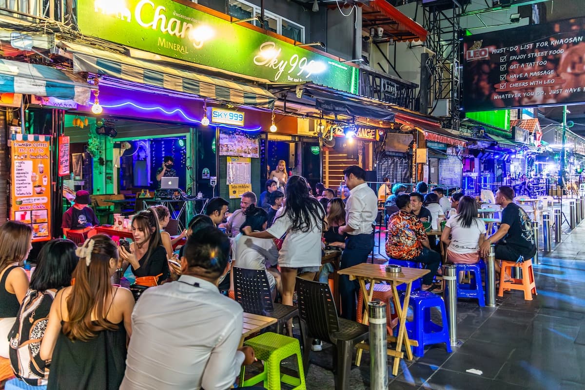 バンコク。カオサン通りの夜の賑わい