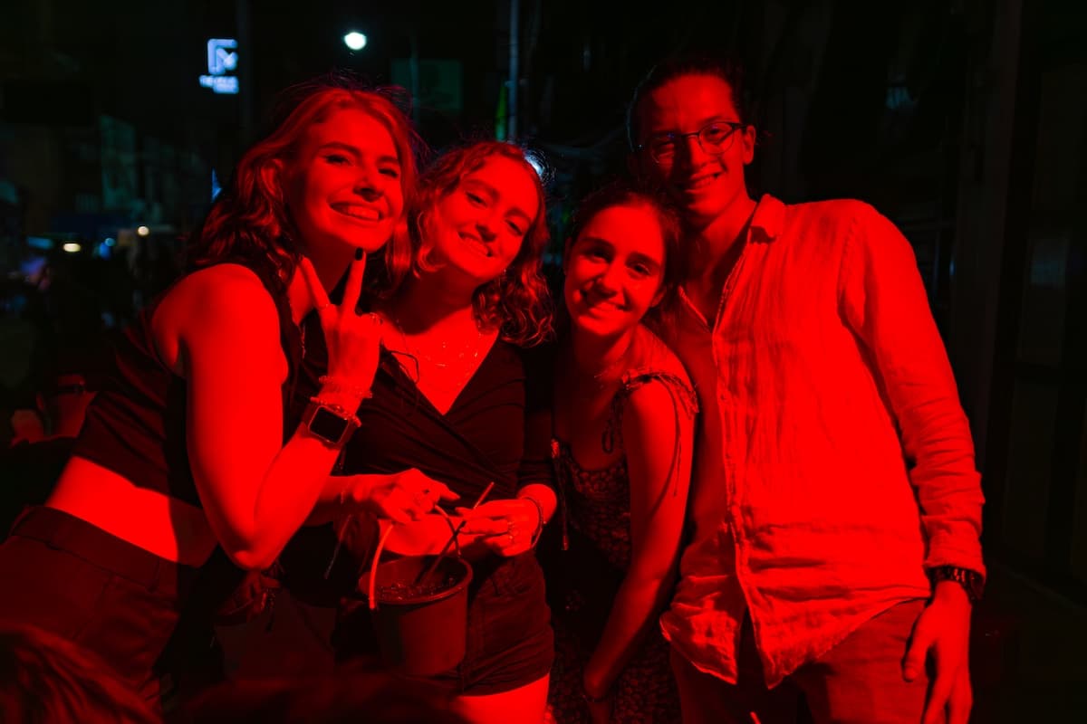 カオサン通りの夜を楽しむ外国人の若者グループ。